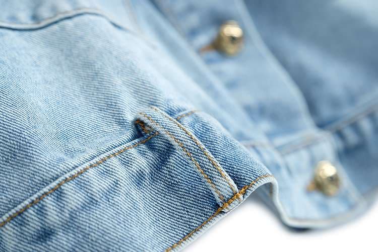 ジャストサイズよりも大きめの、体に密着しないゆるっとゆとりのあるファッションサイト ゆったりラフなビッグシルエットデニムジャケット