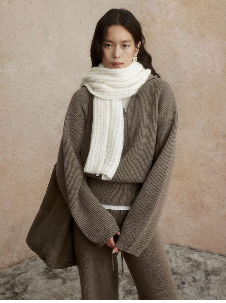 ジャストサイズよりも大きめの、体に密着しないゆるっとゆとりのあるファッションサイト ふんわりリラックス ニットプルオーバー