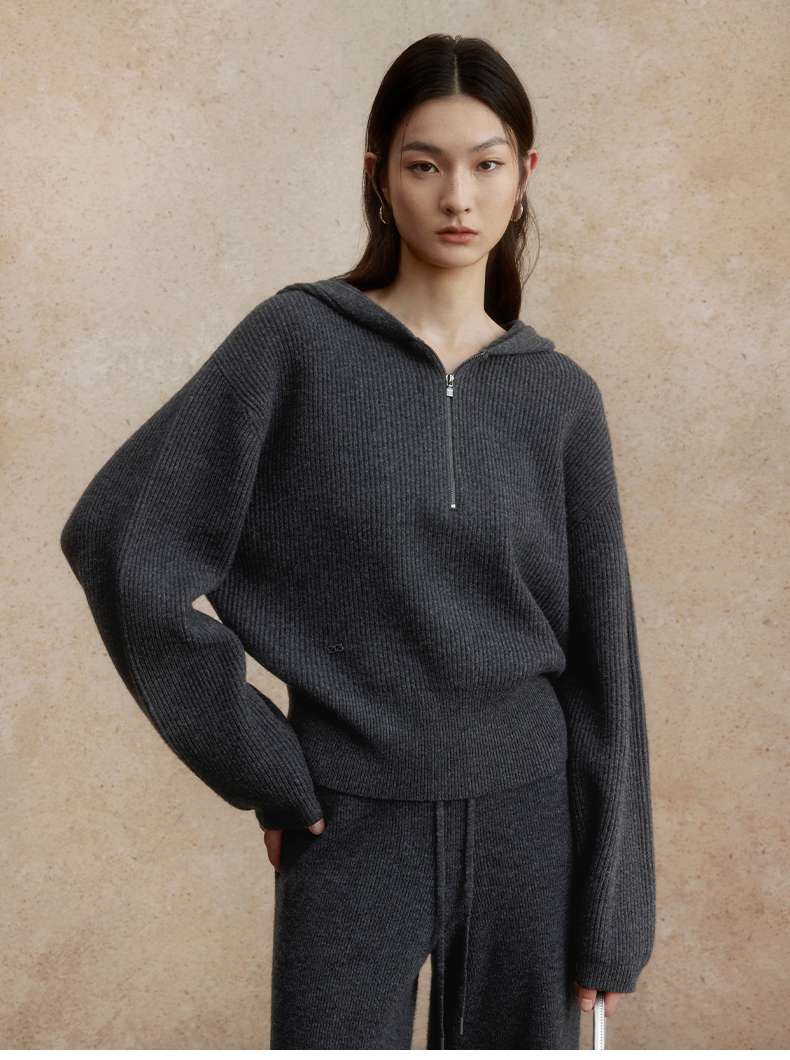 ジャストサイズよりも大きめの、体に密着しないゆるっとゆとりのあるファッションサイト ふんわりリラックス ニットプルオーバー