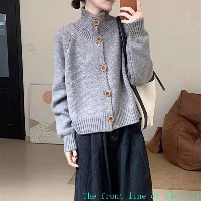 ジャストサイズよりも大きめの、体に密着しないゆるっとゆとりのあるファッションサイト ゆとりのあるニットカーディガン