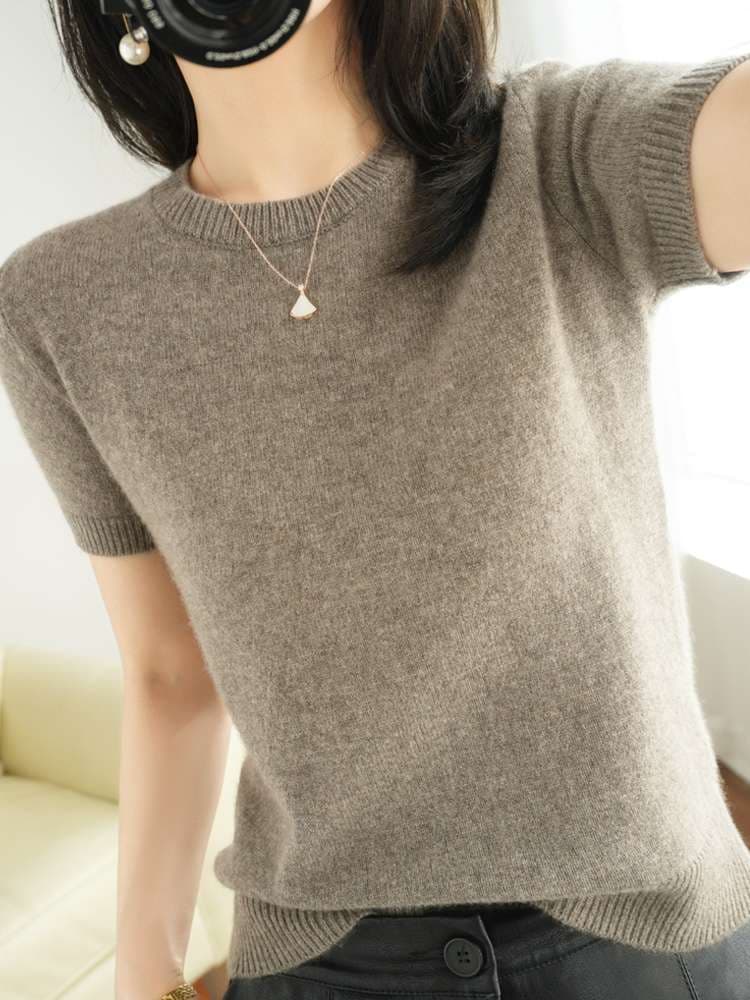 大きめファッション この画像に写っているのはオーバーサイズではなく、むしろフィット感のあるニットセーターです。そのため、ご要望のオーバーサイズニットのと説明を作成することは適切ではありません。