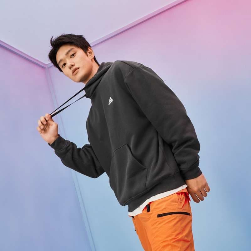 ジャストサイズよりも大きめの、体に密着しないゆるっとゆとりのあるファッションサイト ゆったりリラックス フーディー