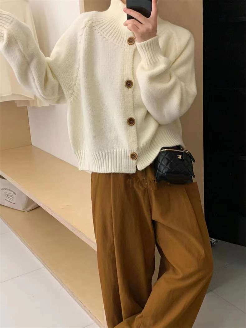 ジャストサイズよりも大きめの、体に密着しないゆるっとゆとりのあるファッションサイト ゆとりのあるニットカーディガン