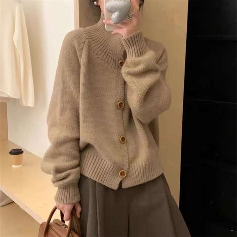 ジャストサイズよりも大きめの、体に密着しないゆるっとゆとりのあるファッションサイト ゆとりのあるニットカーディガン