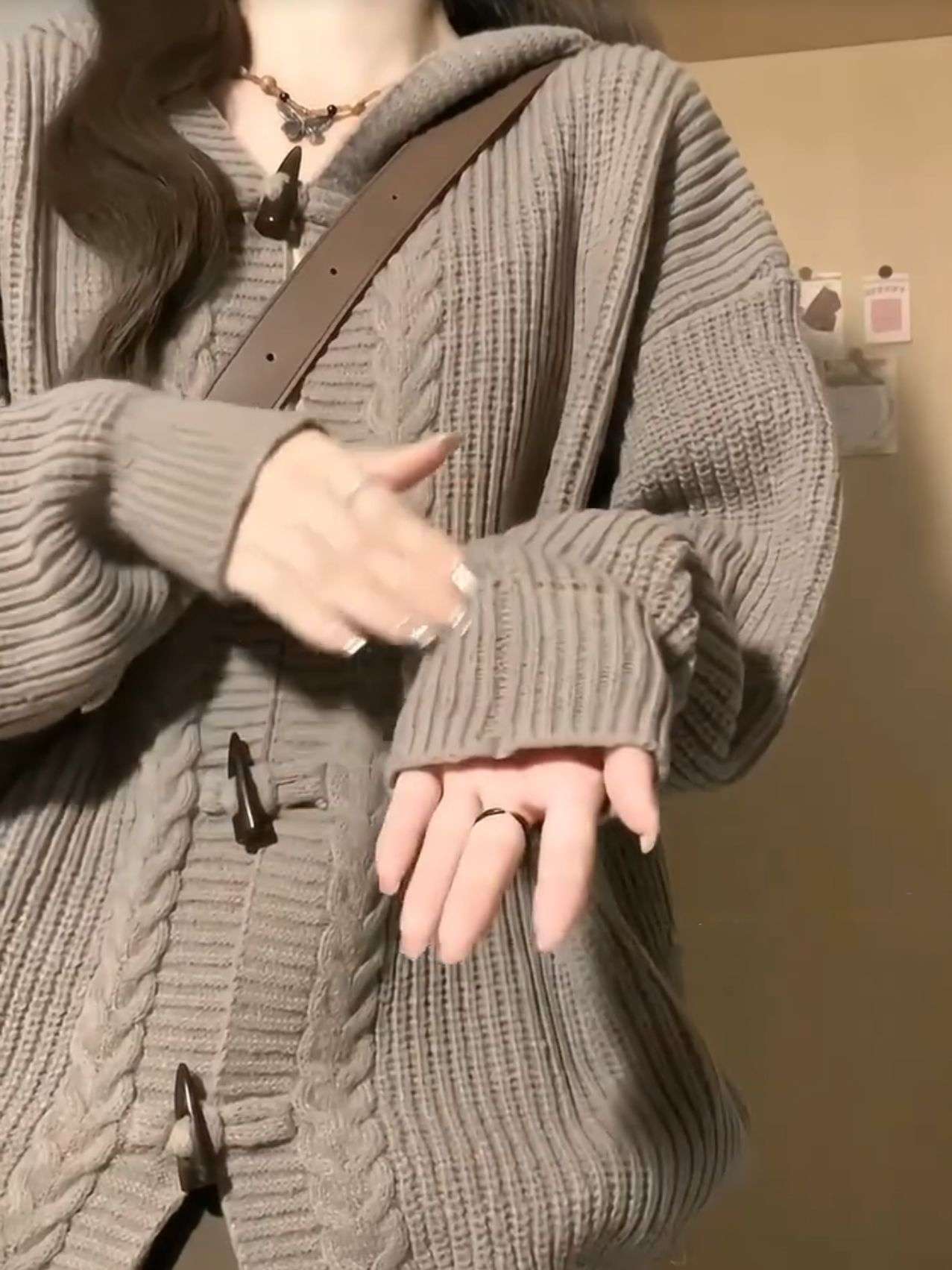 ジャストサイズよりも大きめの、体に密着しないゆるっとゆとりのあるファッションサイト ゆったりケーブル編みロングカーディガン