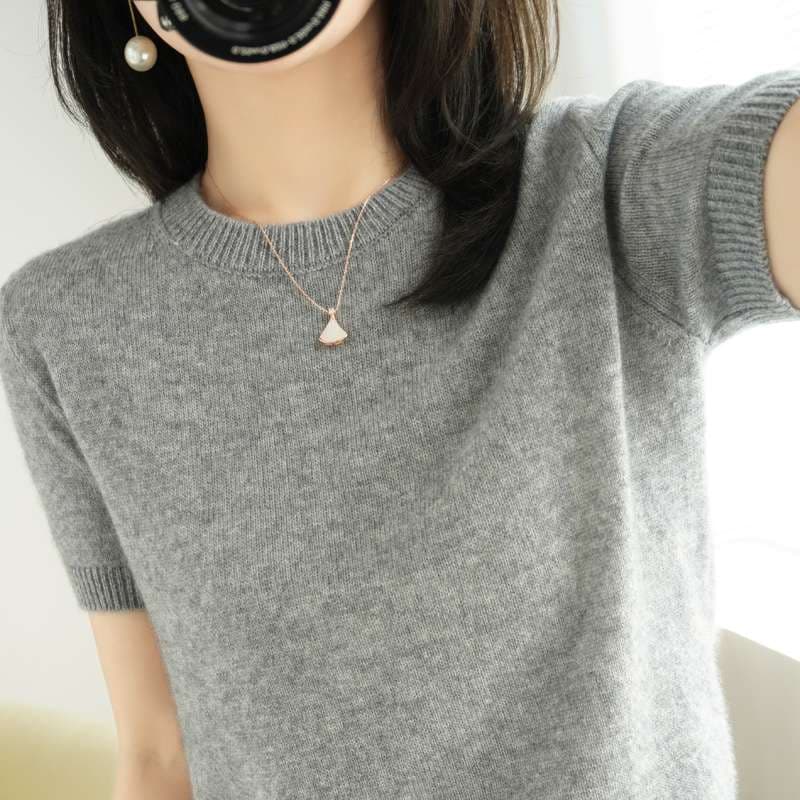 大きめファッション この画像に写っているのはオーバーサイズではなく、むしろフィット感のあるニットセーターです。そのため、ご要望のオーバーサイズニットのと説明を作成することは適切ではありません。