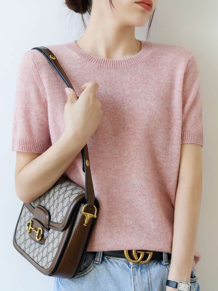 大きめファッション この画像に写っているのはオーバーサイズではなく、むしろフィット感のあるニットセーターです。そのため、ご要望のオーバーサイズニットのと説明を作成することは適切ではありません。