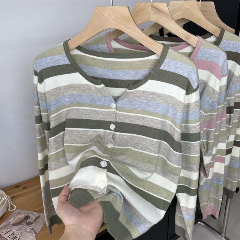 ジャストサイズよりも大きめの、体に密着しないゆるっとゆとりのあるファッションサイト ゆったりマルチボーダーカーディガン