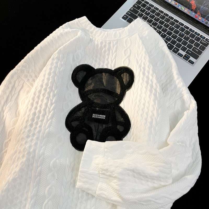 ジャストサイズよりも大きめの、体に密着しないゆるっとゆとりのあるファッションサイト くまさんアップリケ付きオーバーサイズニットプルオーバー