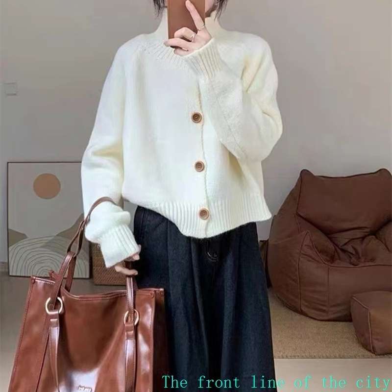 ジャストサイズよりも大きめの、体に密着しないゆるっとゆとりのあるファッションサイト ゆとりのあるニットカーディガン