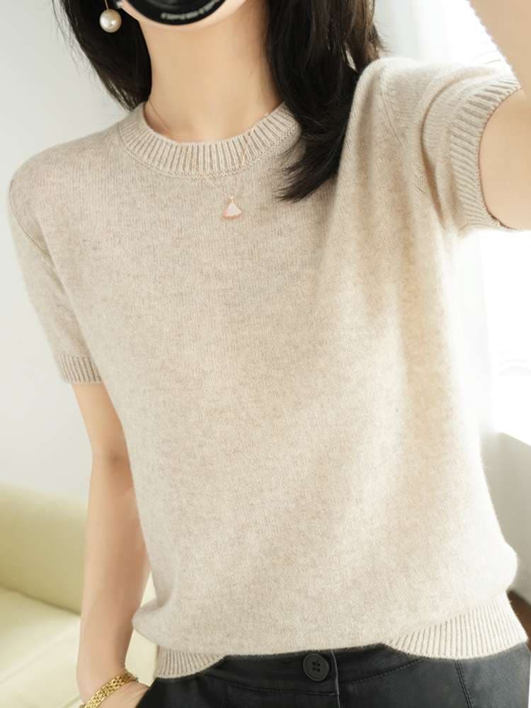 大きめファッション この画像に写っているのはオーバーサイズではなく、むしろフィット感のあるニットセーターです。そのため、ご要望のオーバーサイズニットのと説明を作成することは適切ではありません。