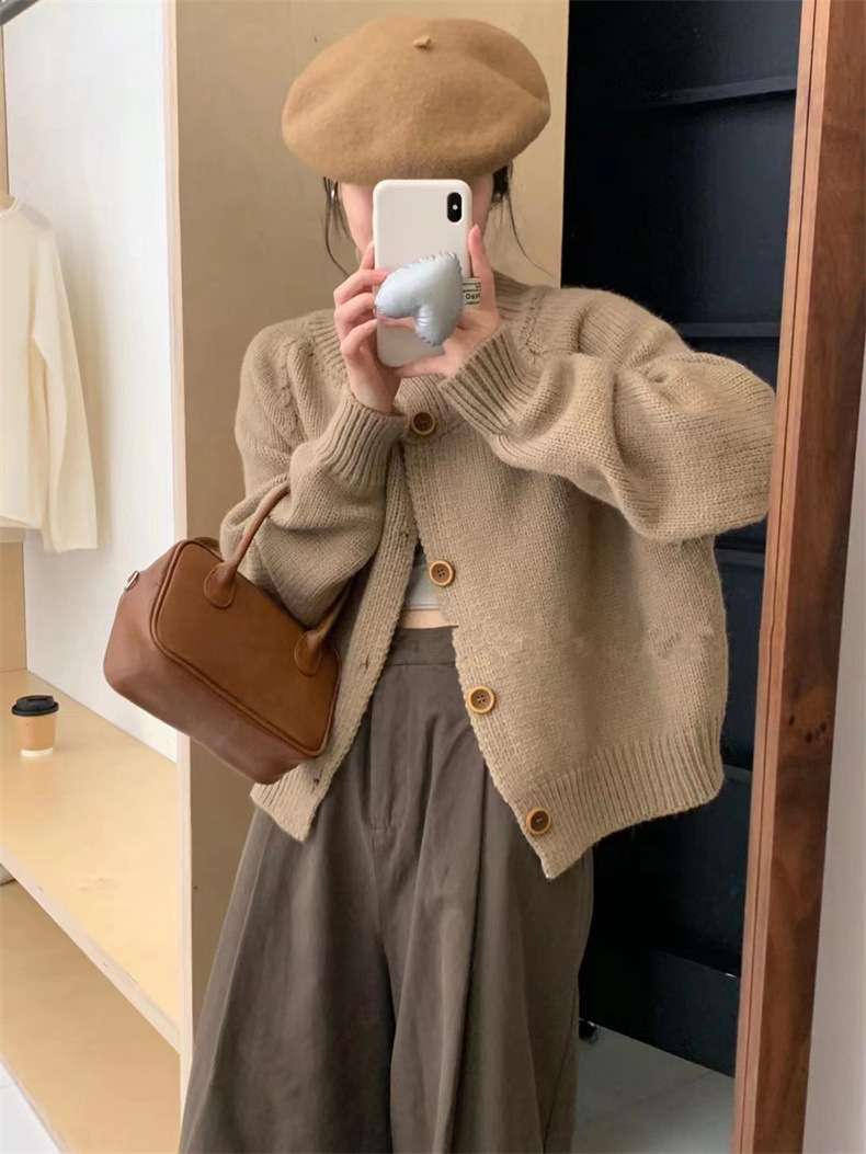 ジャストサイズよりも大きめの、体に密着しないゆるっとゆとりのあるファッションサイト ゆとりのあるニットカーディガン