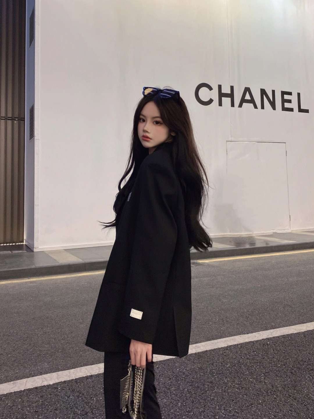 ジャストサイズよりも大きめの、体に密着しないゆるっとゆとりのあるファッションサイト ゆったりシルエットの知的エレガントジャケット